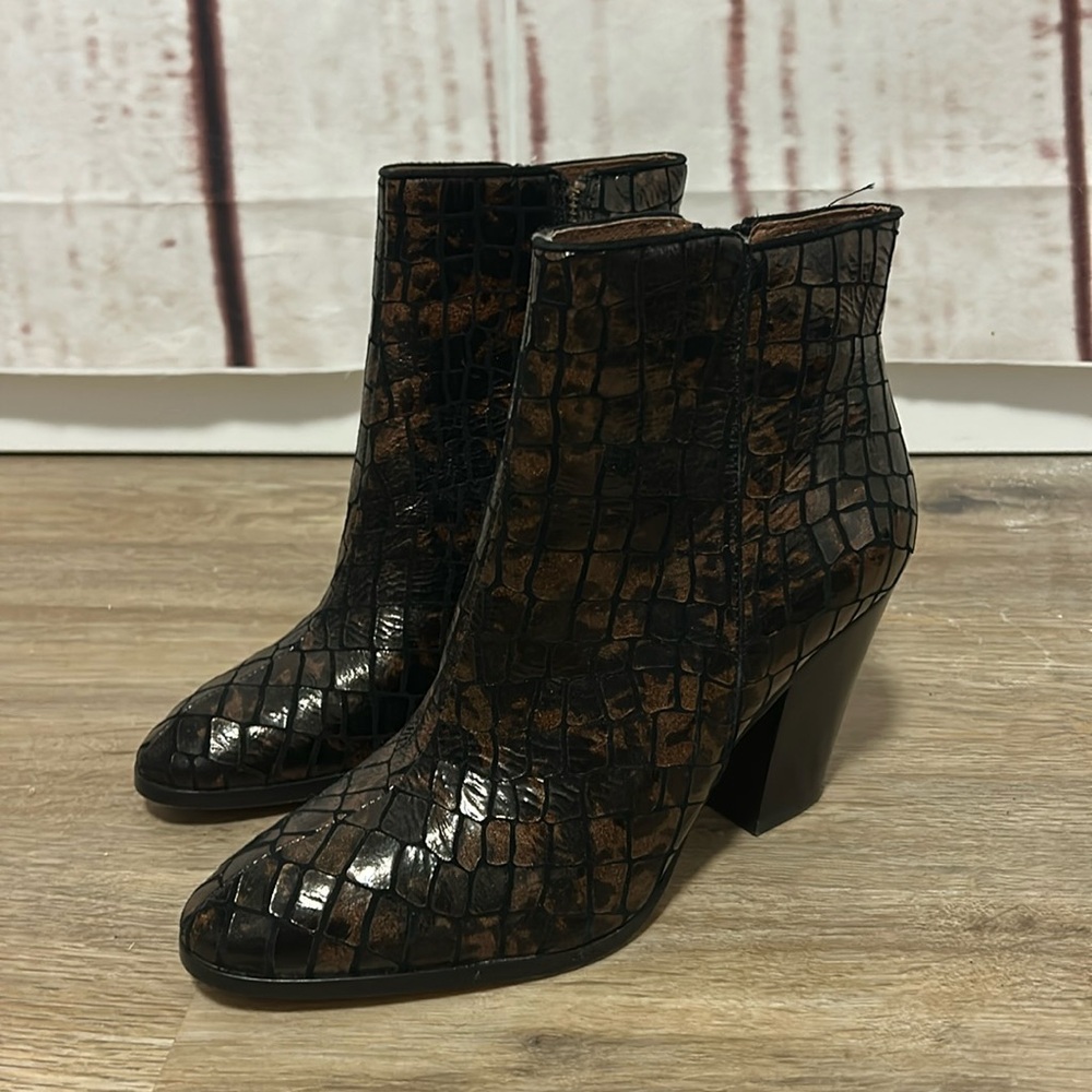 Donald J. Pliner Swift Brown Croc Embossed ankle boots size 8 like new